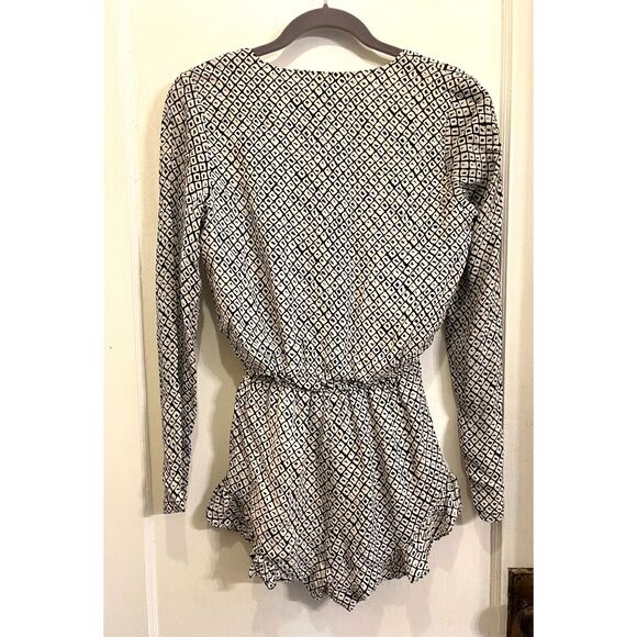 STONE COLD FOX Black White Pattern V Neck Romper Shorts Top Women's Size XS - Picture 6 of 11